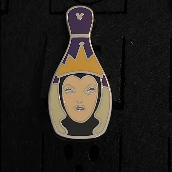 Disney Villains Evil Queen Bowling Pin Hidden Mickey Trading Pin 2008 - Picture 1 of 3